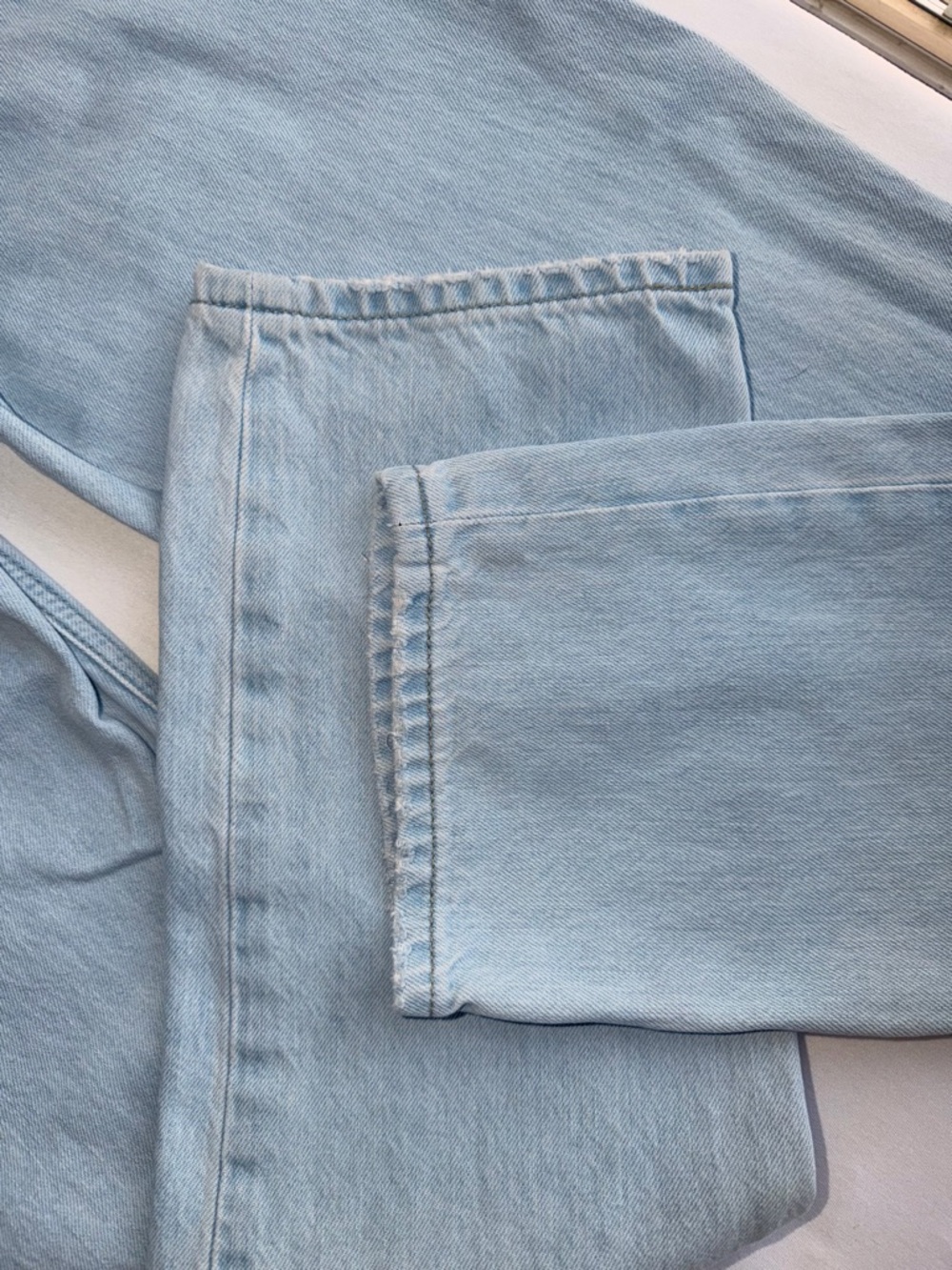 Levi’s Women's Light Blue Straight Leg Jeans with Knee Rips - Picture 6 of 7